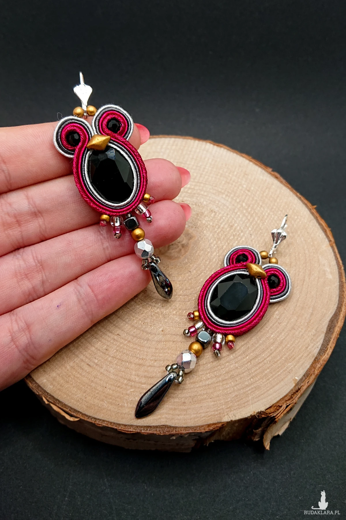 Bordowo-szare kolczyki sutasz z czarnymi kryształkami